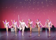 「トップスター翼和希 REVUE SHOW！」より。ⓒOSK日本歌劇団