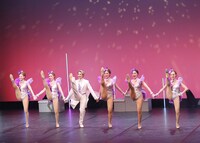 「トップスター翼和希 REVUE SHOW！」より。ⓒOSK日本歌劇団