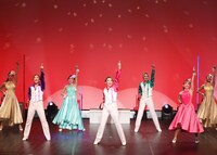 「トップスター翼和希 REVUE SHOW！」より。ⓒOSK日本歌劇団