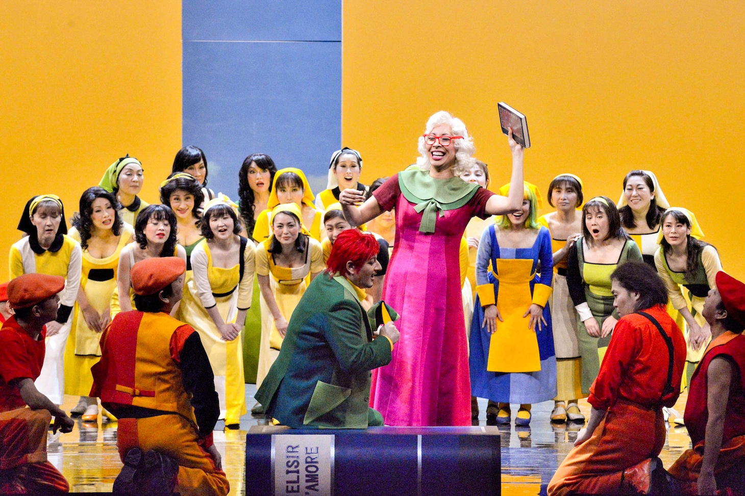 新国立劇場「愛の妙薬」より。（撮影：三枝近志）