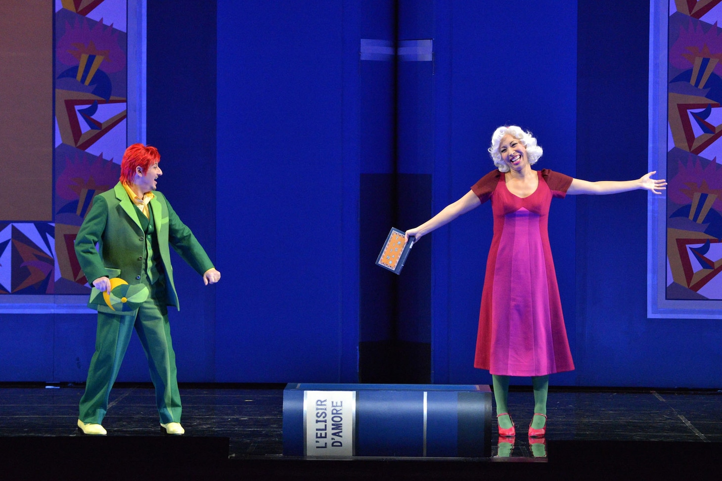 新国立劇場「愛の妙薬」より。（撮影：三枝近志）