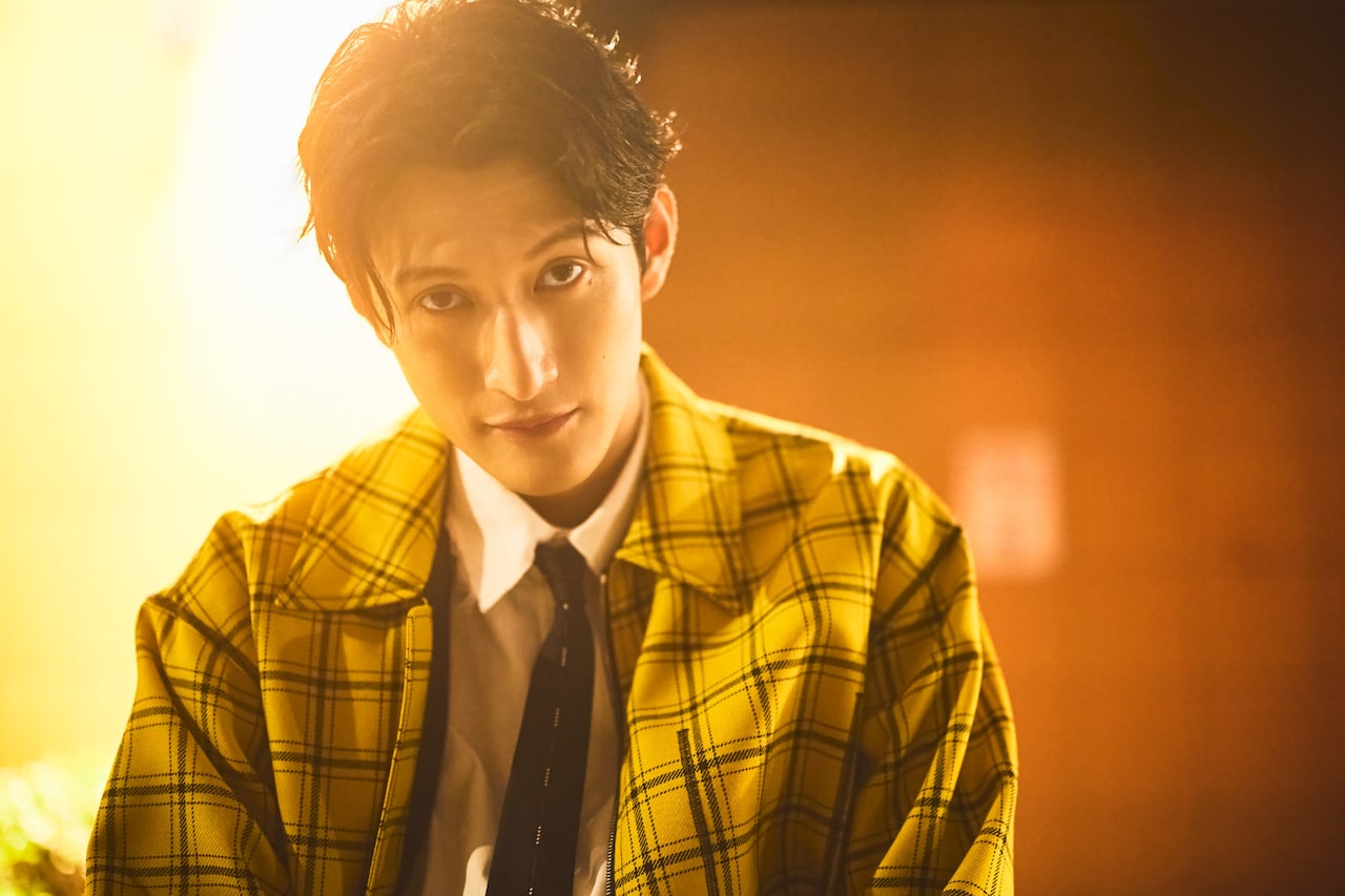 磯野大が東京の街をバックに撮影したカレンダー発売、クールなスーツ姿も