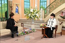 「徹子の部屋」より、井上芳雄（左）と黒柳徹子（右）。