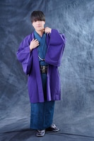 石谷春貴のソロビジュアル。