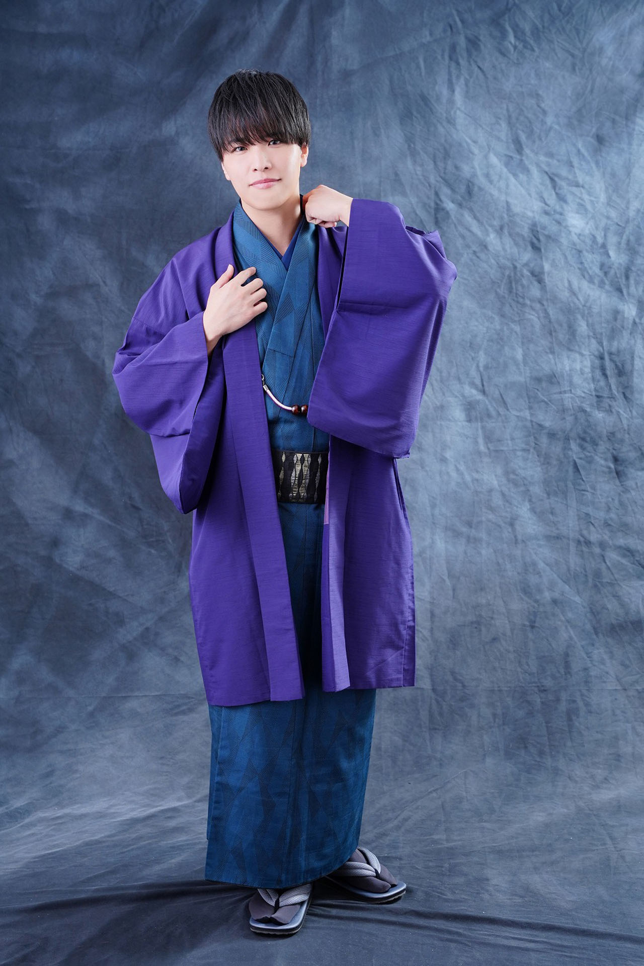 石谷春貴のソロビジュアル。