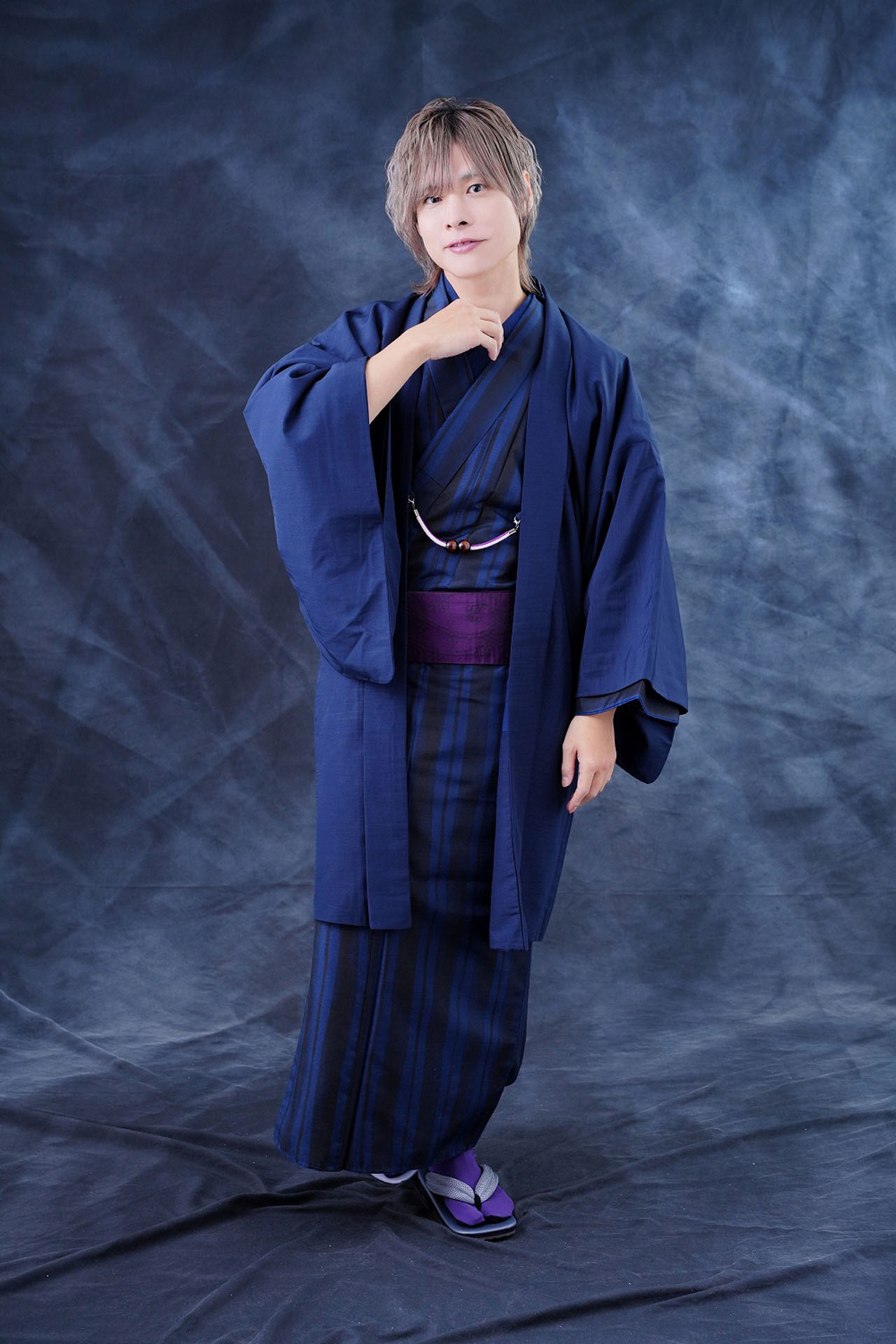 岡本信彦のソロビジュアル。