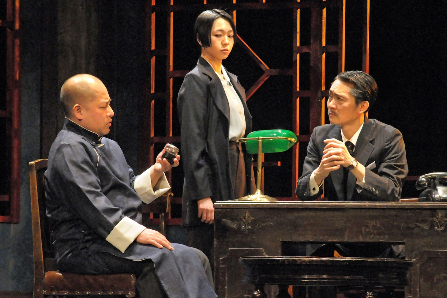 劇団青年座 第264回公演「鵺が疾る」より。（撮影：坂本正郁）