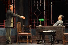 劇団青年座 第264回公演「鵺が疾る」より。（撮影：坂本正郁）