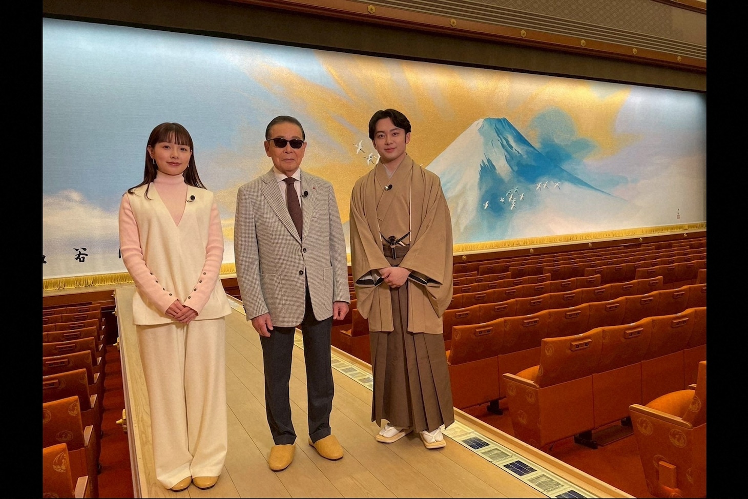 「タモリステーション」より。歌舞伎座にて、左から渡辺瑠海、タモリ、中村莟玉。