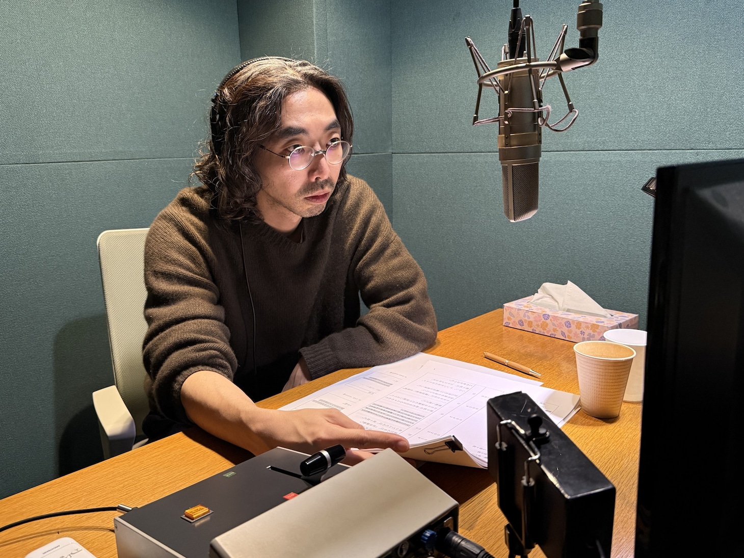 BS12スペシャル「カリスマ亡きあとの僕たちは ～劇団唐組・テント芝居の日々～」の収録風景より、ナレーションを務めた柄本時生。