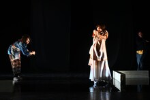 範宙遊泳「われらの血がしょうたい」より。（撮影：雨宮透貴）