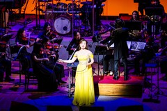 平原綾香のチャリティコンサート、井上芳雄と共演作から「Your song」などを披露