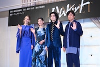 舞台「ハムレット」製作発表記者会見より、左から柚香光、當真あみ、市川染五郎、石黒賢。