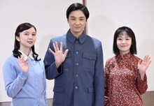 「大地の子」囲み取材より、左から上白石萌歌、井上芳雄、奈緒。