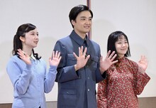 「大地の子」囲み取材より、左から上白石萌歌、井上芳雄、奈緒。