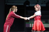 舞台「推しが武道館いってくれたら死ぬ」より。