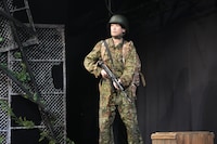 S-BASE vol.1「その鉄塔に男たちはいるという」より。