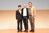 左から堺雅人、ショーン・ホームズ、サイモン・スティーヴンス。