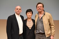 左からショーン・ホームズ、堺雅人、サイモン・スティーヴンス。