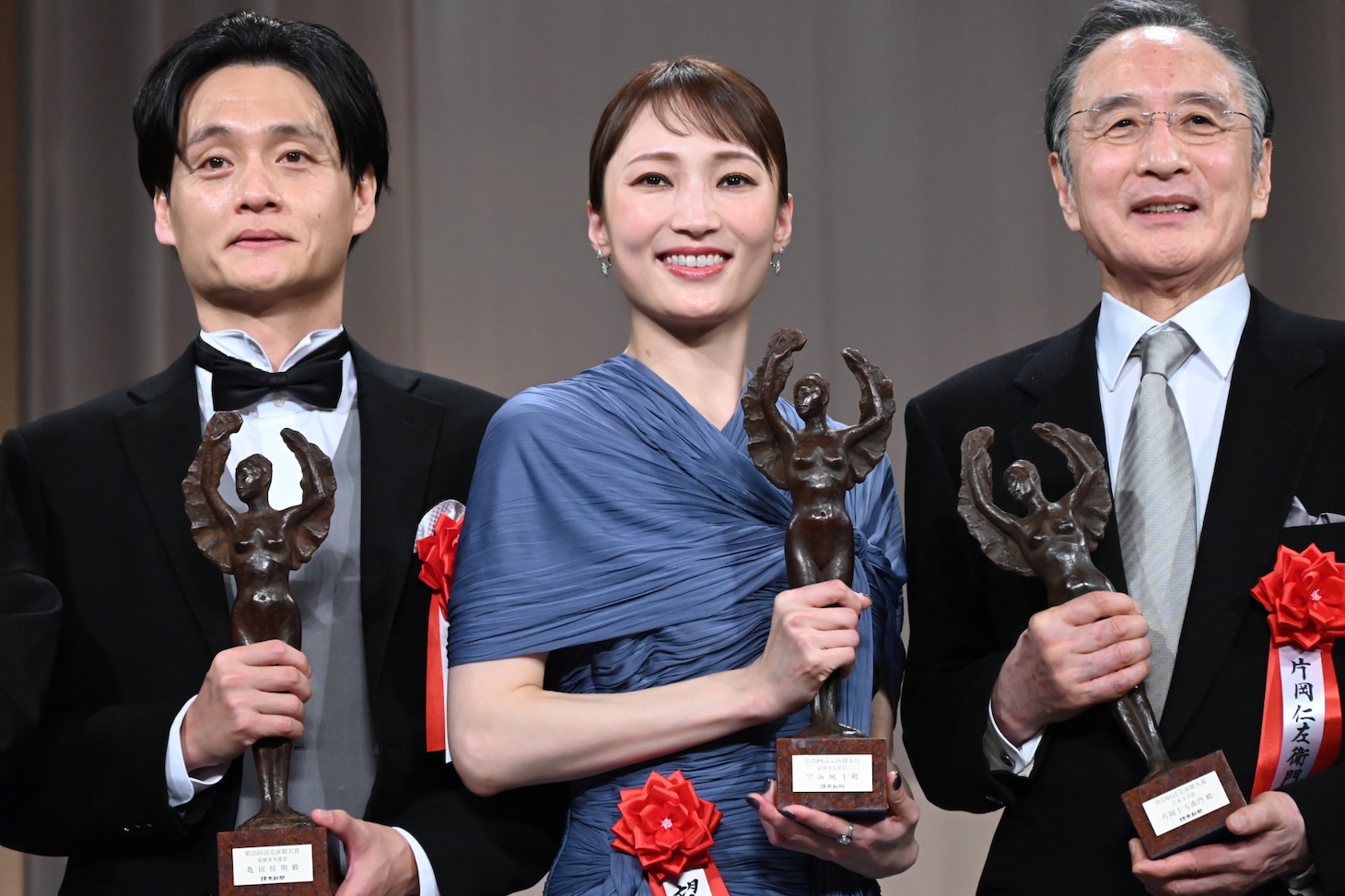 左から亀田佳明、望海風斗、片岡仁左衛門。