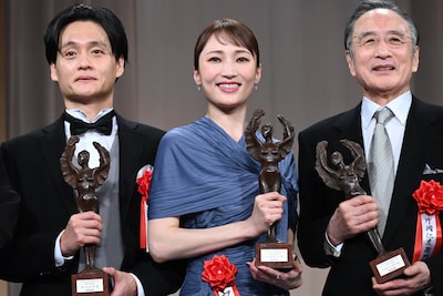 左から亀田佳明、望海風斗、片岡仁左衛門。