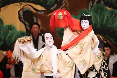 「第八回 研の會」での「連獅子」より。左から尾上右近演じる狂言師右近、尾上眞秀演じる狂言師左近。 ©︎研の會