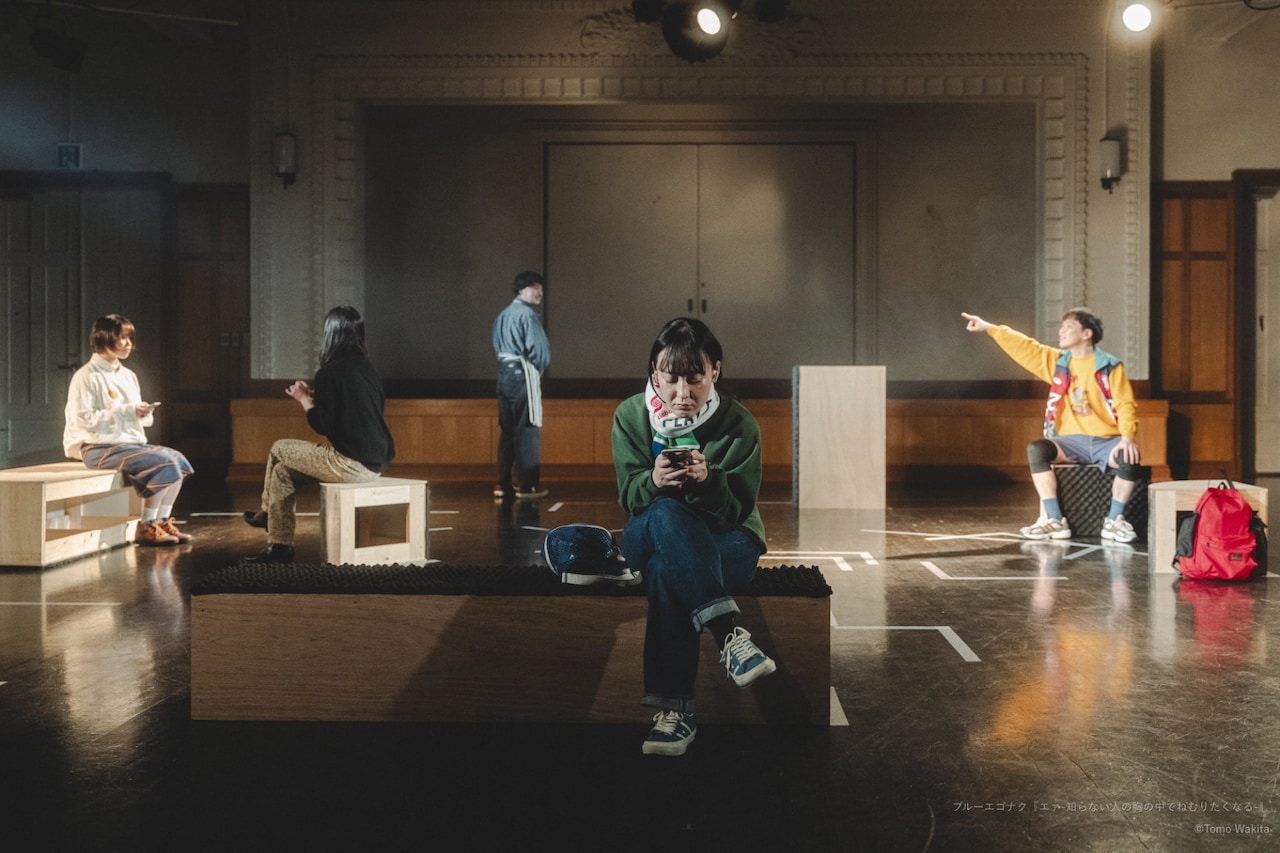 ブルーエゴナク「エァ-知らない人の胸の中でねむりたくなる-」より。