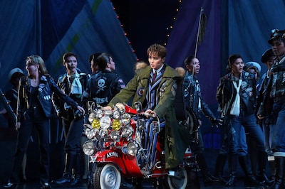 宝塚歌劇星組「ビート・シアター『恋する天動説』－The Wand'rin' Stars－」より。