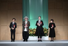 優秀スタッフ賞を受賞した面々。左から岩城保、下田昌克、鈴木光介、松井るみ。