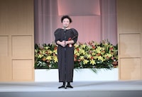 最優秀スタッフ賞を受賞した長田佳代子。