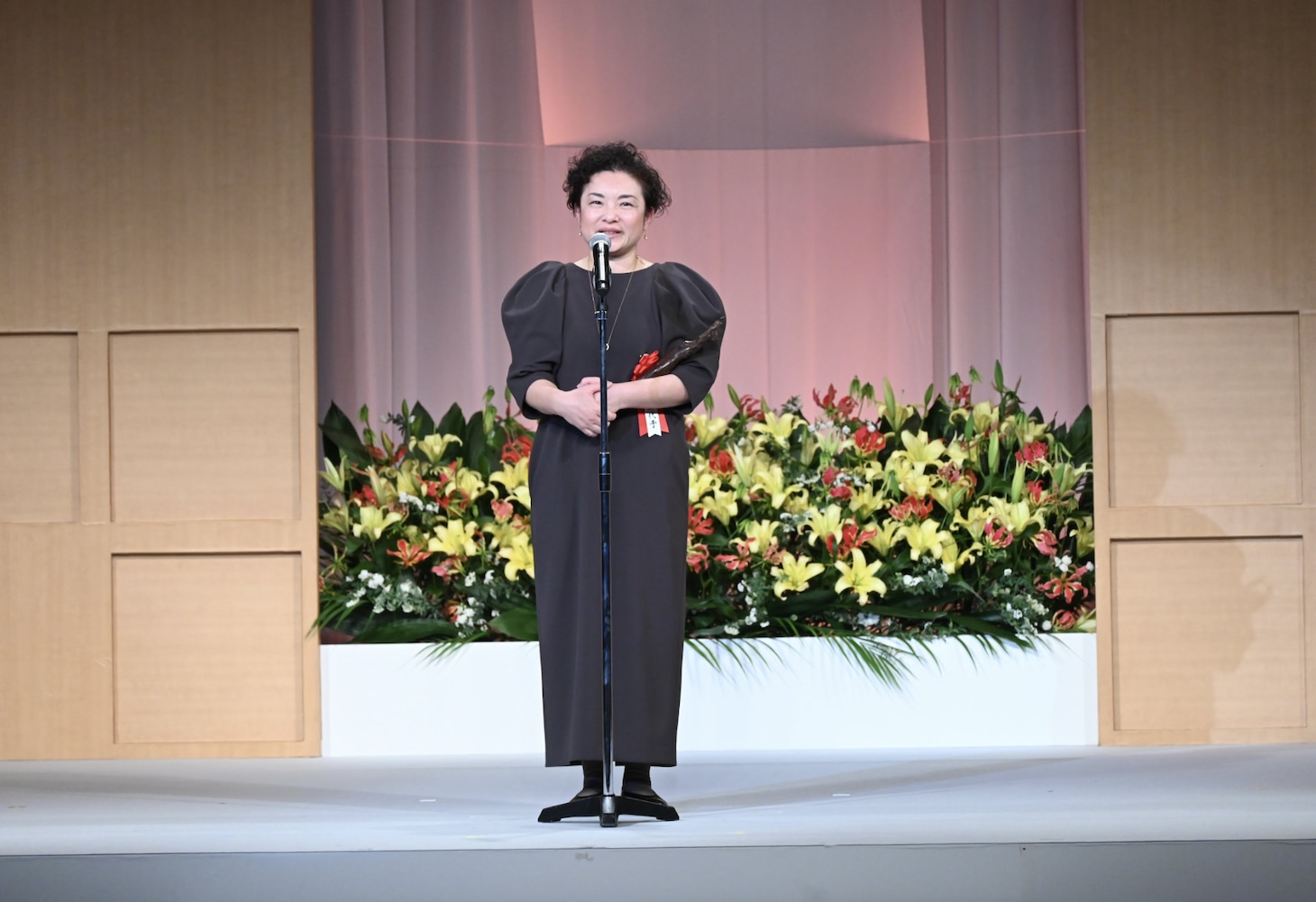 最優秀スタッフ賞を受賞した長田佳代子。