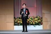 最優秀男優賞を受賞した亀田佳明。