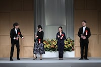 優秀作品賞を受賞した公演関係者。