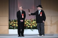 最優秀作品賞を受賞した「最後のドン・キホーテ THE LAST REMAKE of Don Quixote」の公演関係者。左からKAAT神奈川芸術劇場の堀内真人支配人、ケラリーノ・サンドロヴィッチ。