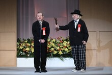 最優秀作品賞を受賞した「最後のドン・キホーテ THE LAST REMAKE of Don Quixote」の公演関係者。左からKAAT神奈川芸術劇場の堀内真人支配人、ケラリーノ・サンドロヴィッチ。