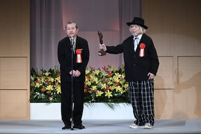 最優秀作品賞を受賞した「最後のドン・キホーテ THE LAST REMAKE of Don Quixote」の公演関係者。左からKAAT神奈川芸術劇場の堀内真人支配人、ケラリーノ・サンドロヴィッチ。