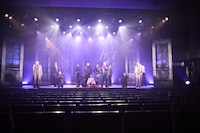 舞台「私立探偵 濱マイク -罠- THE TRAP」より。（©林海象／舞台「私立探偵 濱マイク」製作委員会2026 / 撮影：鈴木崇志）