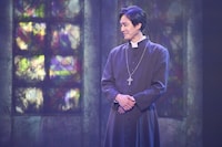 舞台「私立探偵 濱マイク -罠- THE TRAP」より。（©林海象／舞台「私立探偵 濱マイク」製作委員会2026 / 撮影：鈴木崇志）