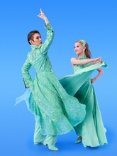 翼和希と千咲えみが腕を組んで前進！OSK「春のおどり」100周年特別ビジュアル公開