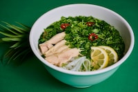 “悪い魔女”のグリーンチキンフォー（ベトナム総菜付き）（VIETNAMESE CYCLO / B1）