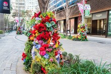 日比谷に黄色いレンガ道とチューリップ畑が出現、映画「ウィキッド」との多彩コラボが明日開始