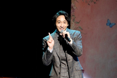 「歌は天気のように リプライズ」を歌唱する小関裕太。