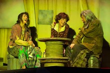 ケムリ研究室no.4「ベイジルタウンの女神」再演（2025年）より。（撮影：引地信彦）