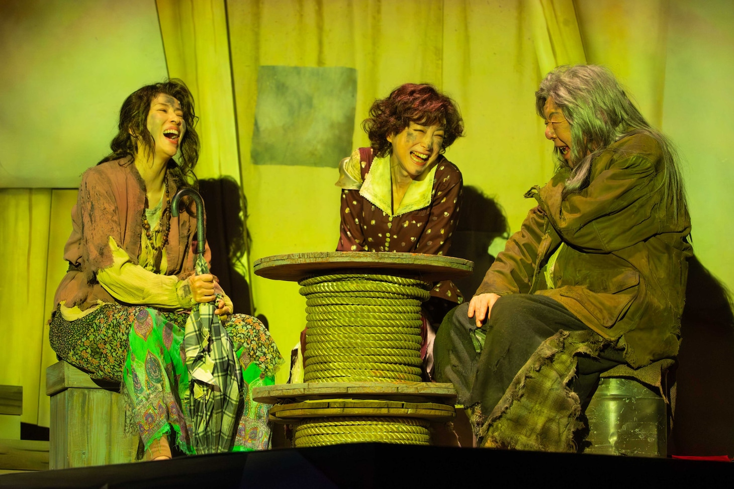 ケムリ研究室no.4「ベイジルタウンの女神」再演（2025年）より。（撮影：引地信彦）