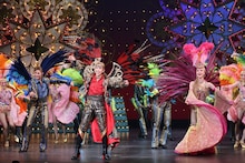 桜木みなと・春乃さくら率いる宙組博多座公演「愛するには短すぎる」「VIVA! FESTA!」本日開幕