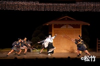 昼の部「加賀見山再岩藤」より。