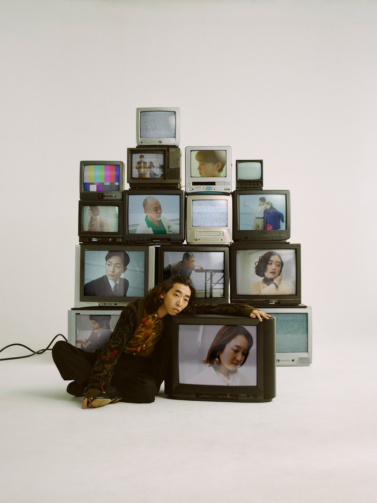 柄本時生がブラウン管テレビと写る、KERA CROSS「シャープさんフラットさん」ビジュアル