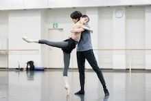 東京バレエ団「かぐや姫」再演に向け公開リハーサル開催、秋山瑛と大塚卓がパ・ド・ドゥを披露