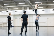 東京バレエ団「かぐや姫」再演に向け公開リハーサル開催、秋山瑛と大塚卓がパ・ド・ドゥを披露