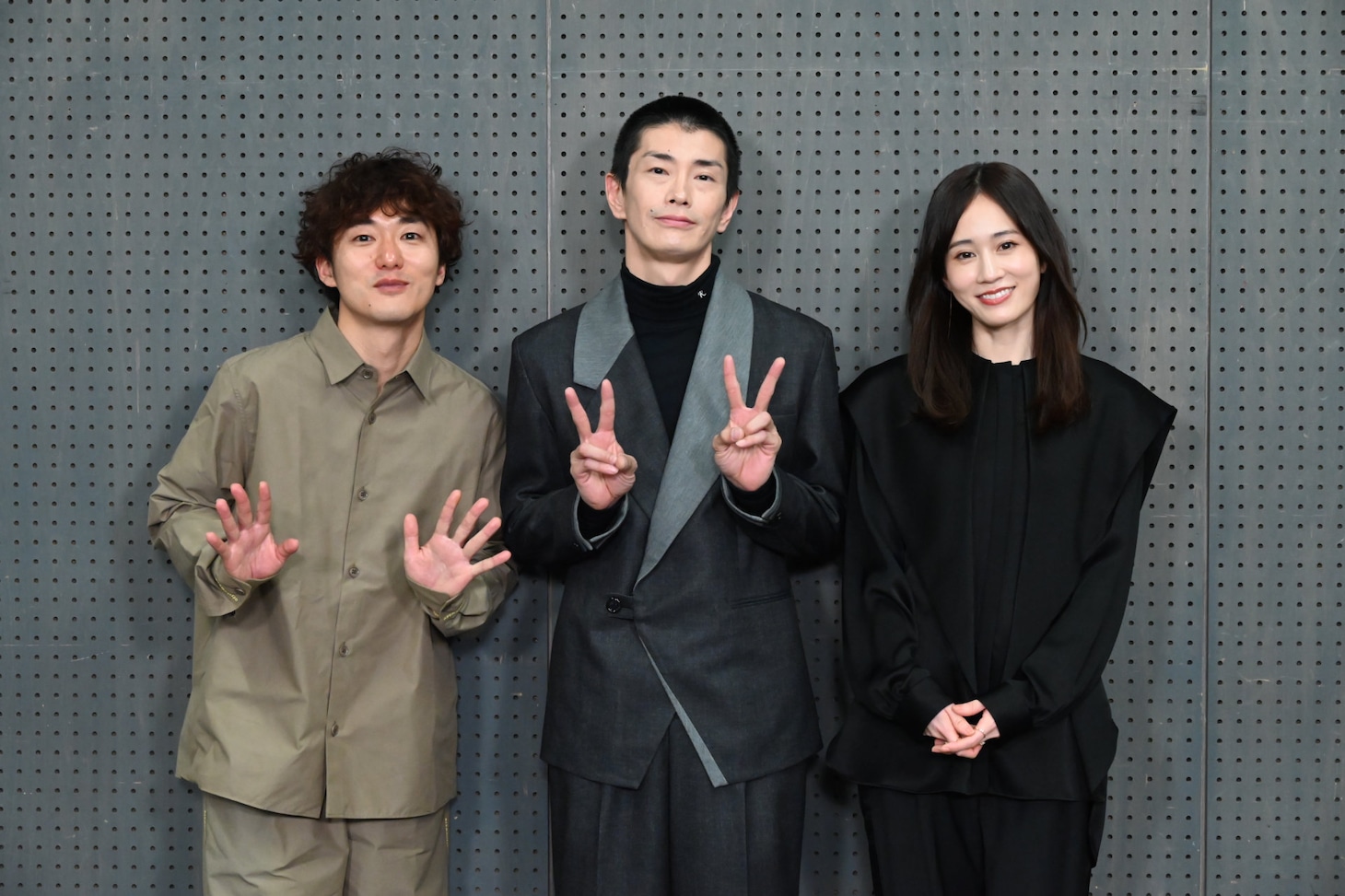 左から松居大悟、玉置玲央、前田敦子。